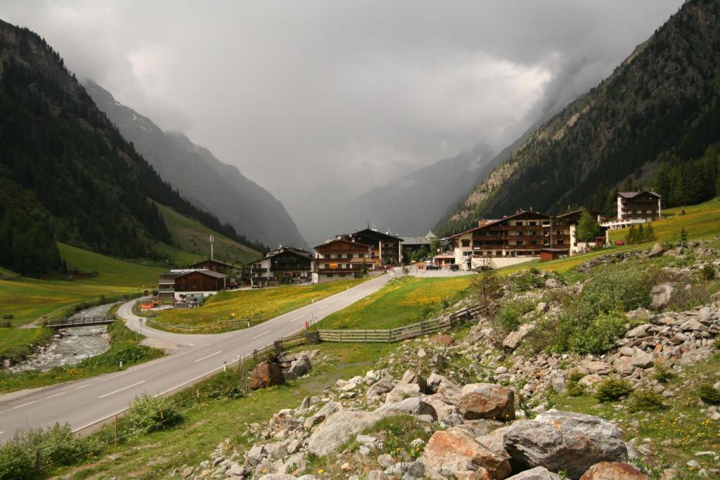 Pension Dorfplatzl Sankt Leonhard im Pitztal Exterior photo